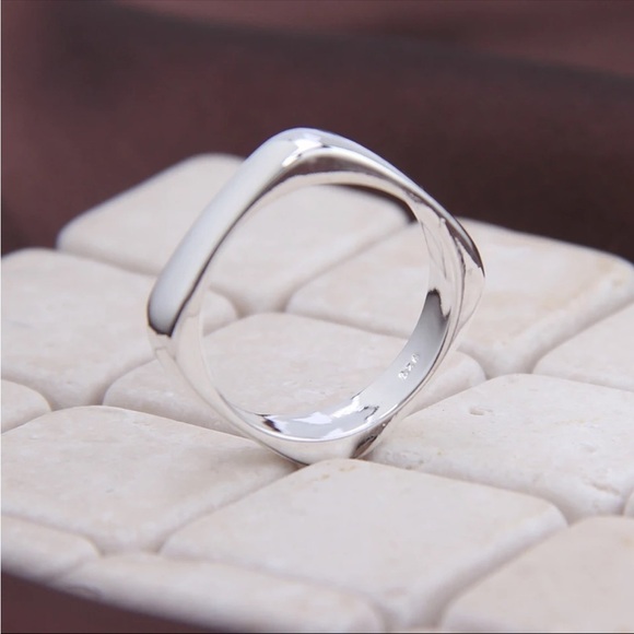 Sliver 925 Sterling Silver Square Circle Ring
Size 6 - Picture 3 of 11